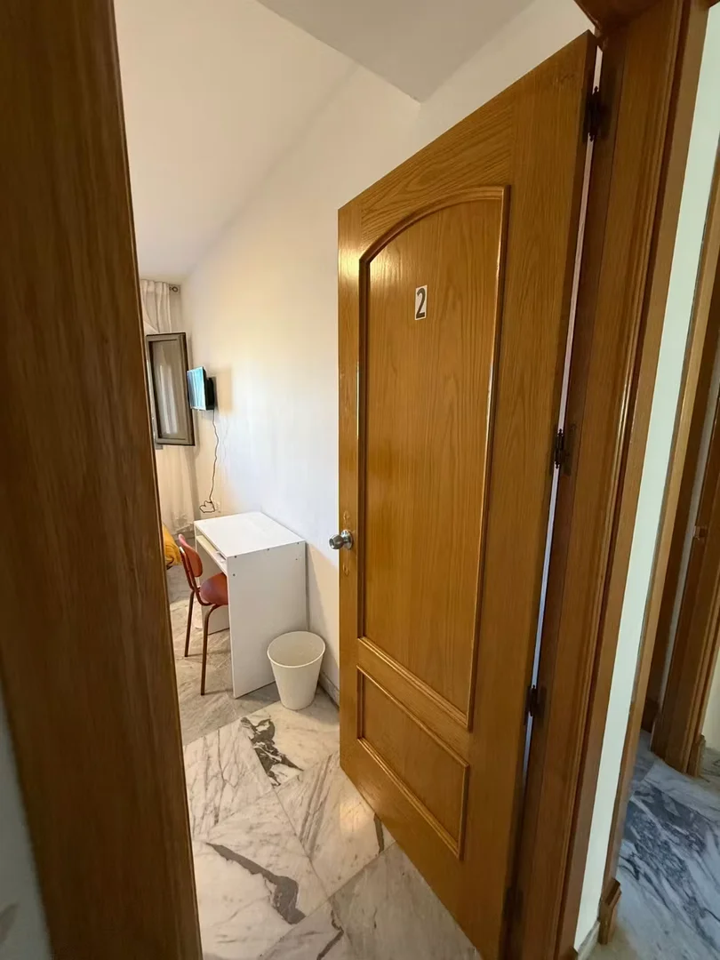 Bright and airy student room with easy university access in 