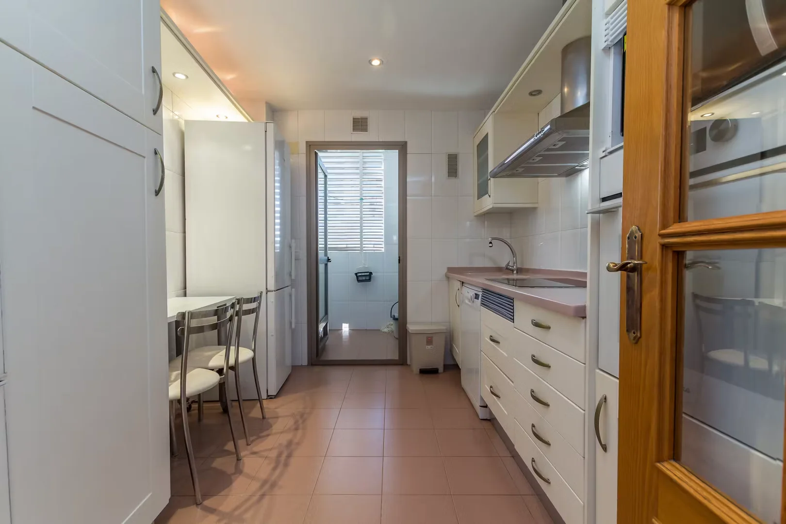 Room for rent in student apartment in , fully furnished