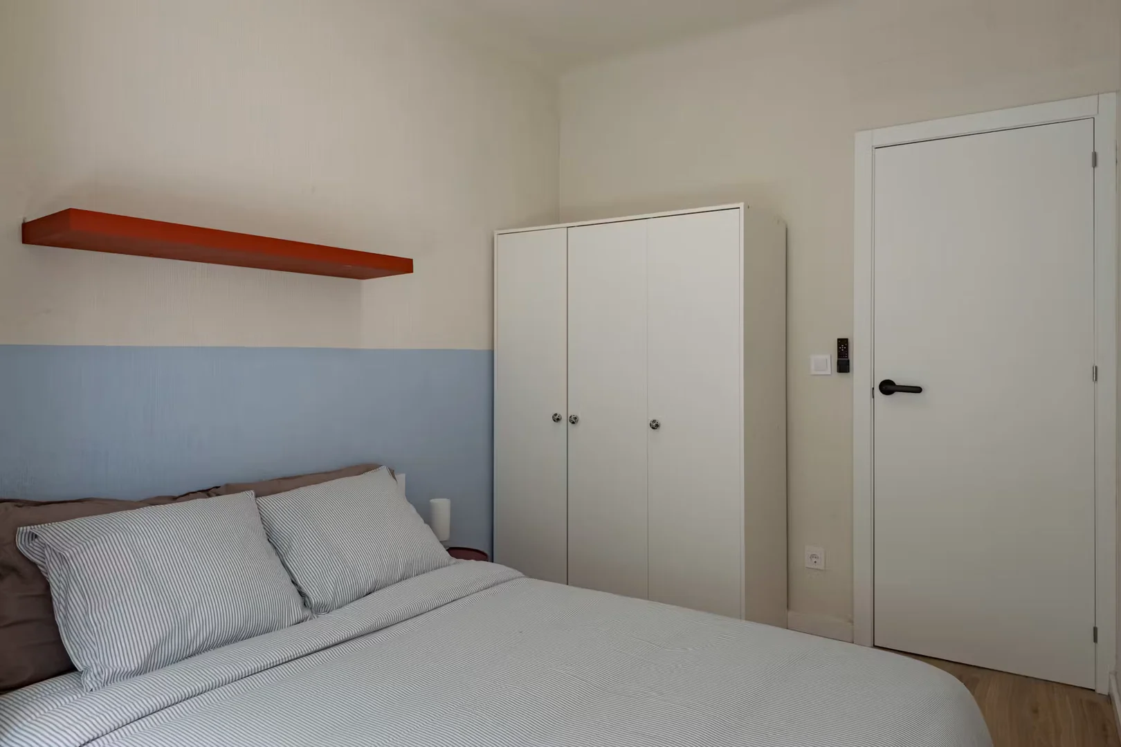 Bezahlbares Zimmer für Studenten mit ausreichender Beleuchtung in