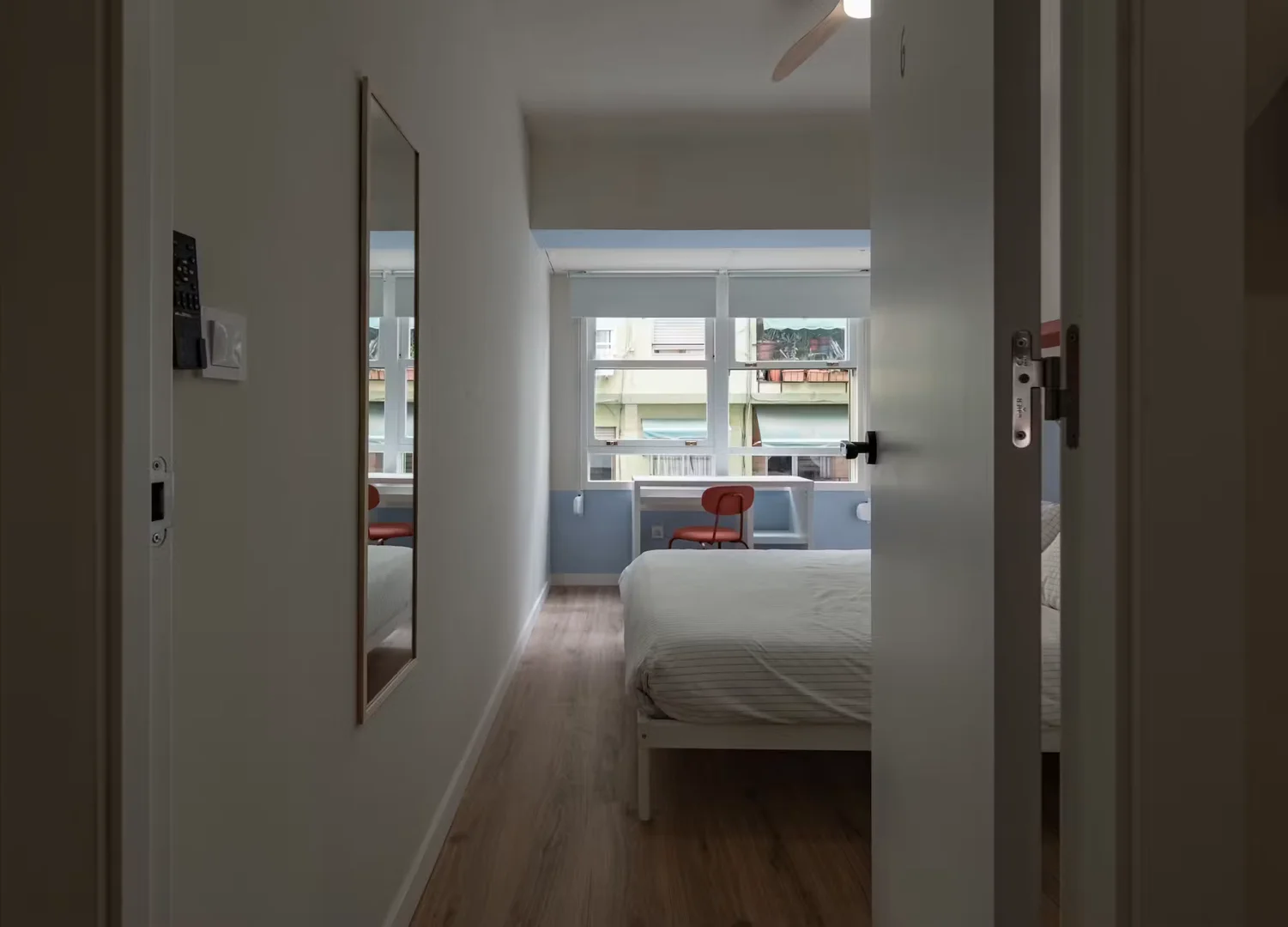 Funktionelles Studentenzimmer perfekt zum Studieren in