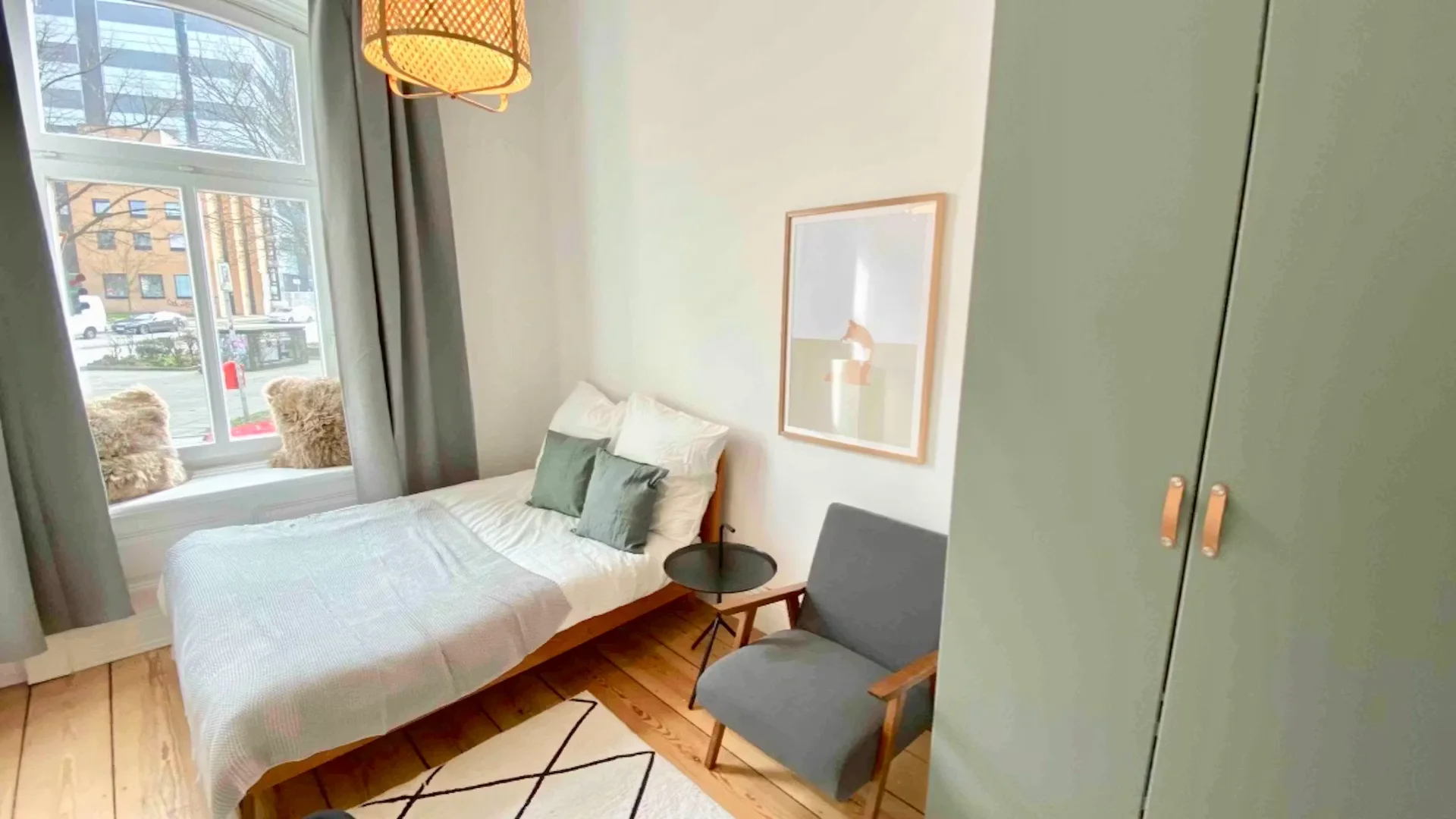 Chambre d'étudiant à  avec espace d'étude et installations communes