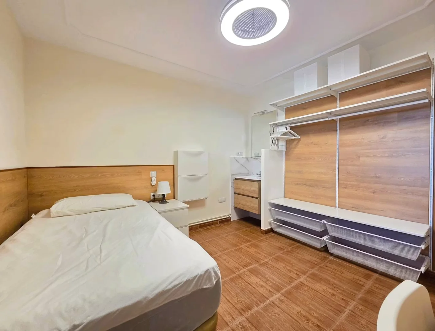 'de öğrenci dairesinde, tamamen mobilyalı kiralık oda