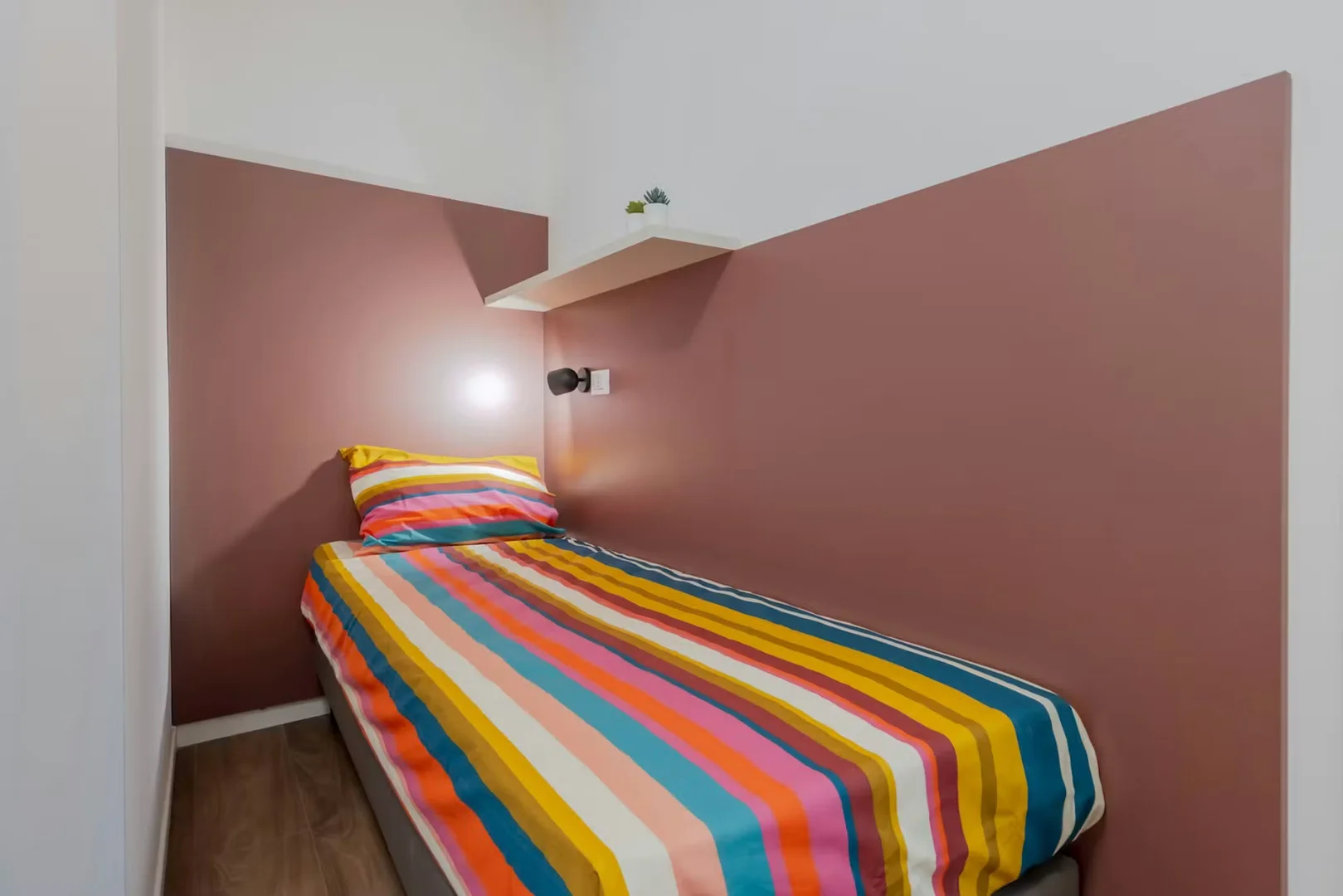 Studentenzimmer in  mit Arbeitsbereich und Gemeinschaftseinrichtungen