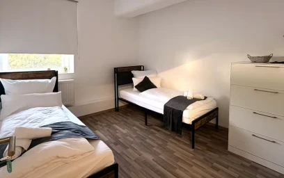 Alojamento com 2 quartos em {area}