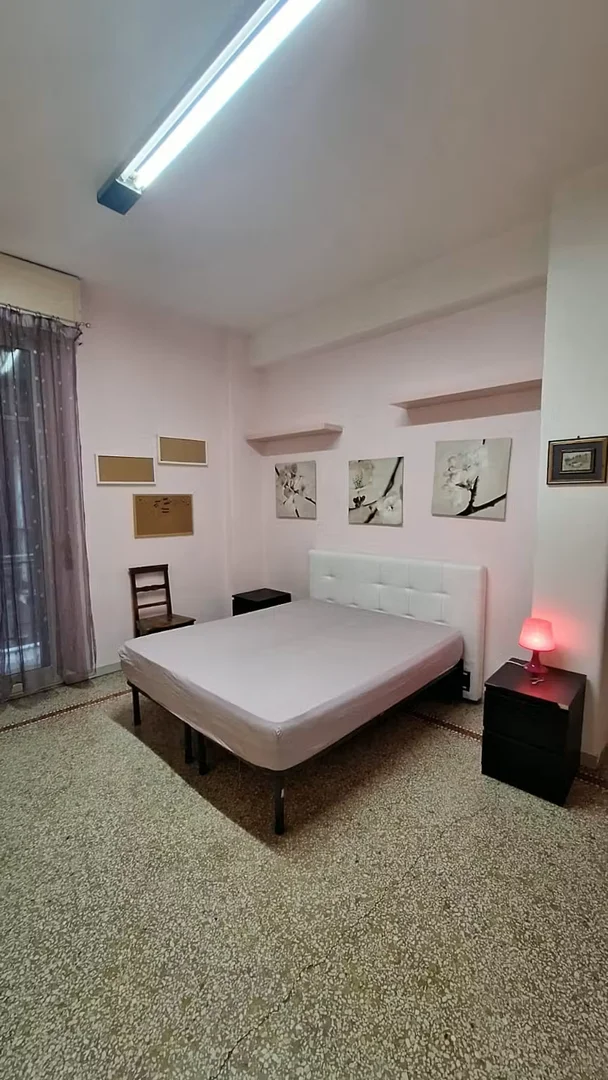 Quarto acolhedor para estudantes disponível em