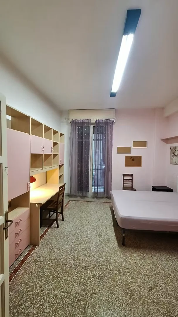 Quarto para alugar em apartamento de estudantes em , totalmente mobilado