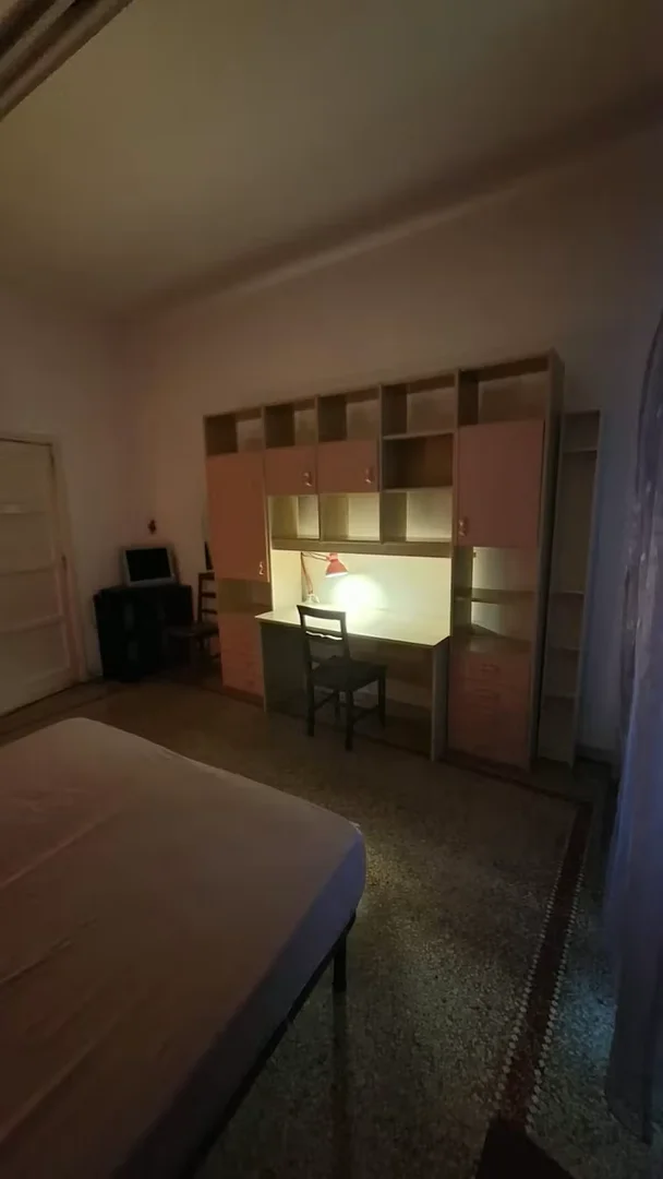 Quarto acessível para estudantes com iluminação ampla em