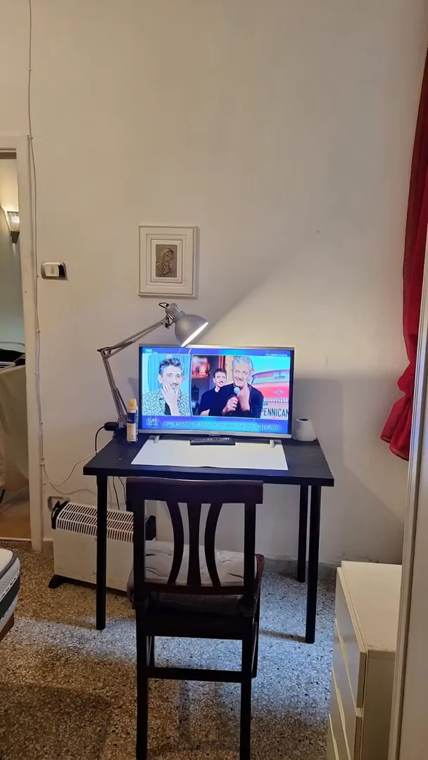 Quarto de estudante confortável e espaçoso em