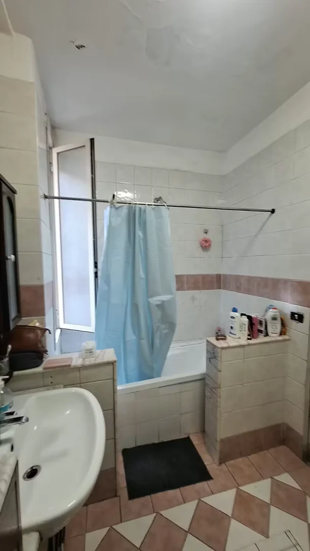 Quarto acessível para estudantes com iluminação ampla em