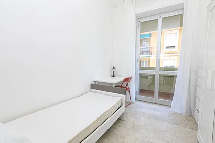 Habitación privada en Via Silvio Lagustena, San Martino, imagen 3 de 10