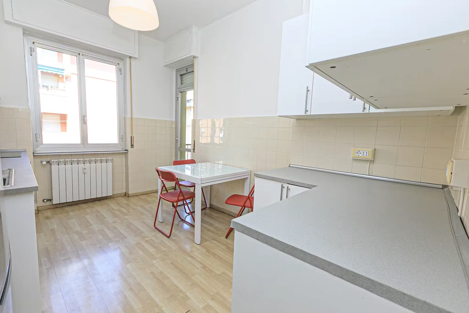 Chambre d'étudiant fonctionnelle parfaite pour étudier dans