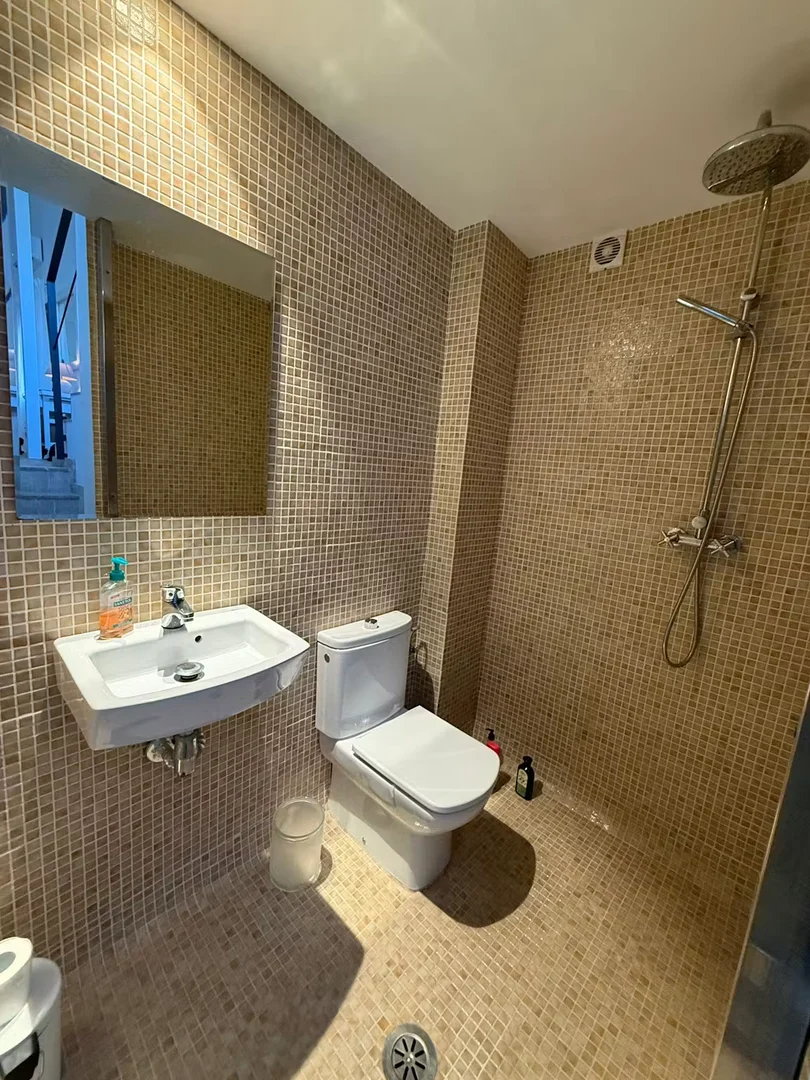 Student-friendly room in with modern amenities