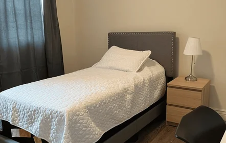 Privatzimmer in der 2616 South Manhattan Place Los Angeles CA 90018, bild 1 von 4