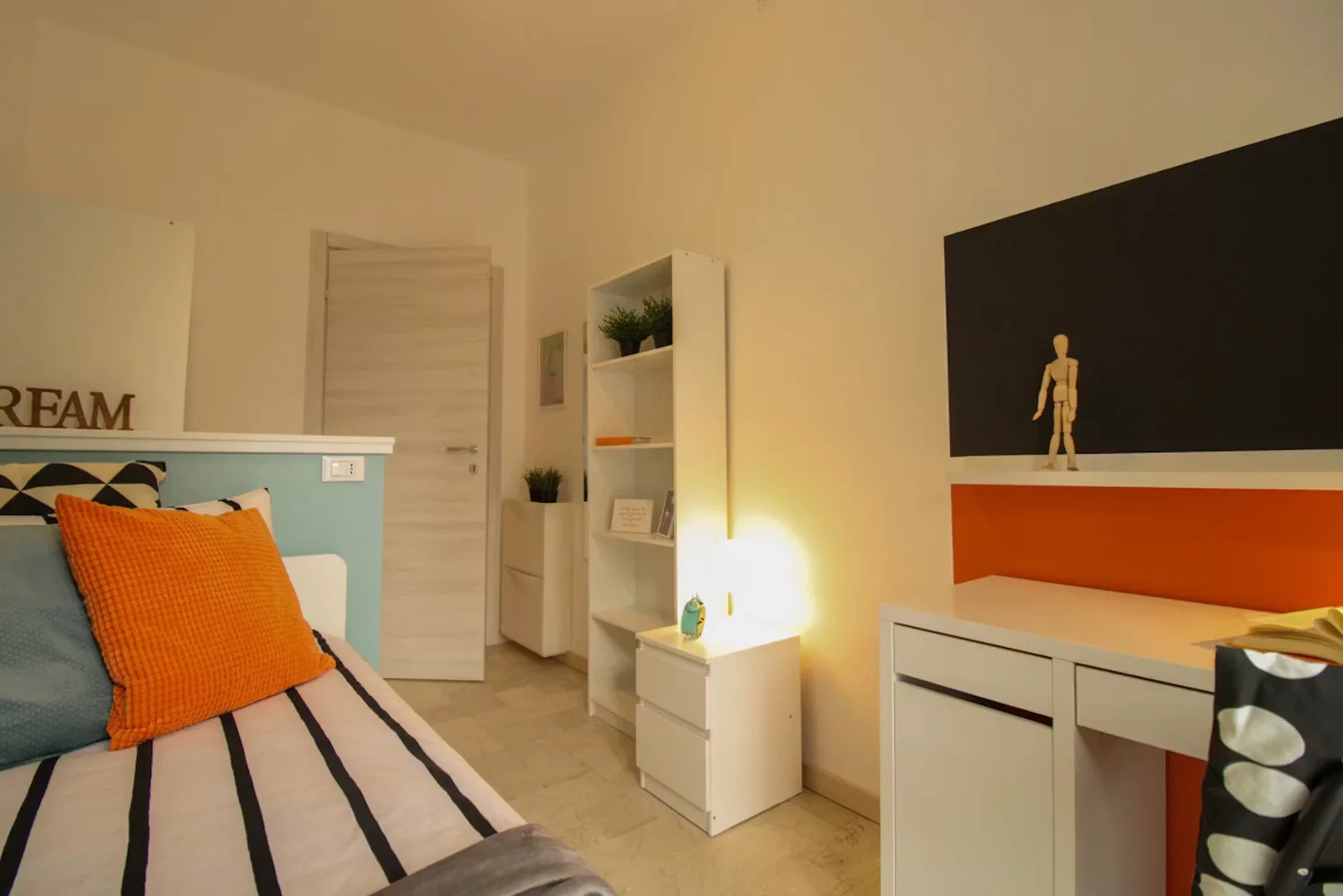 Room for rent in student apartment in , fully furnished