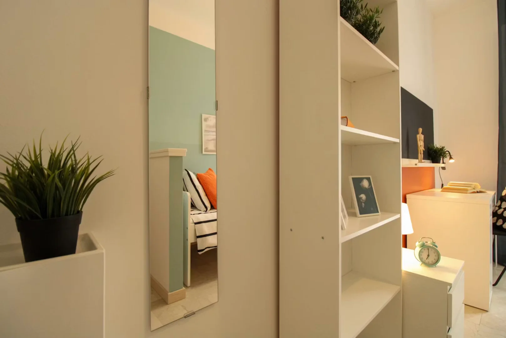Functional student room perfect for studying in 