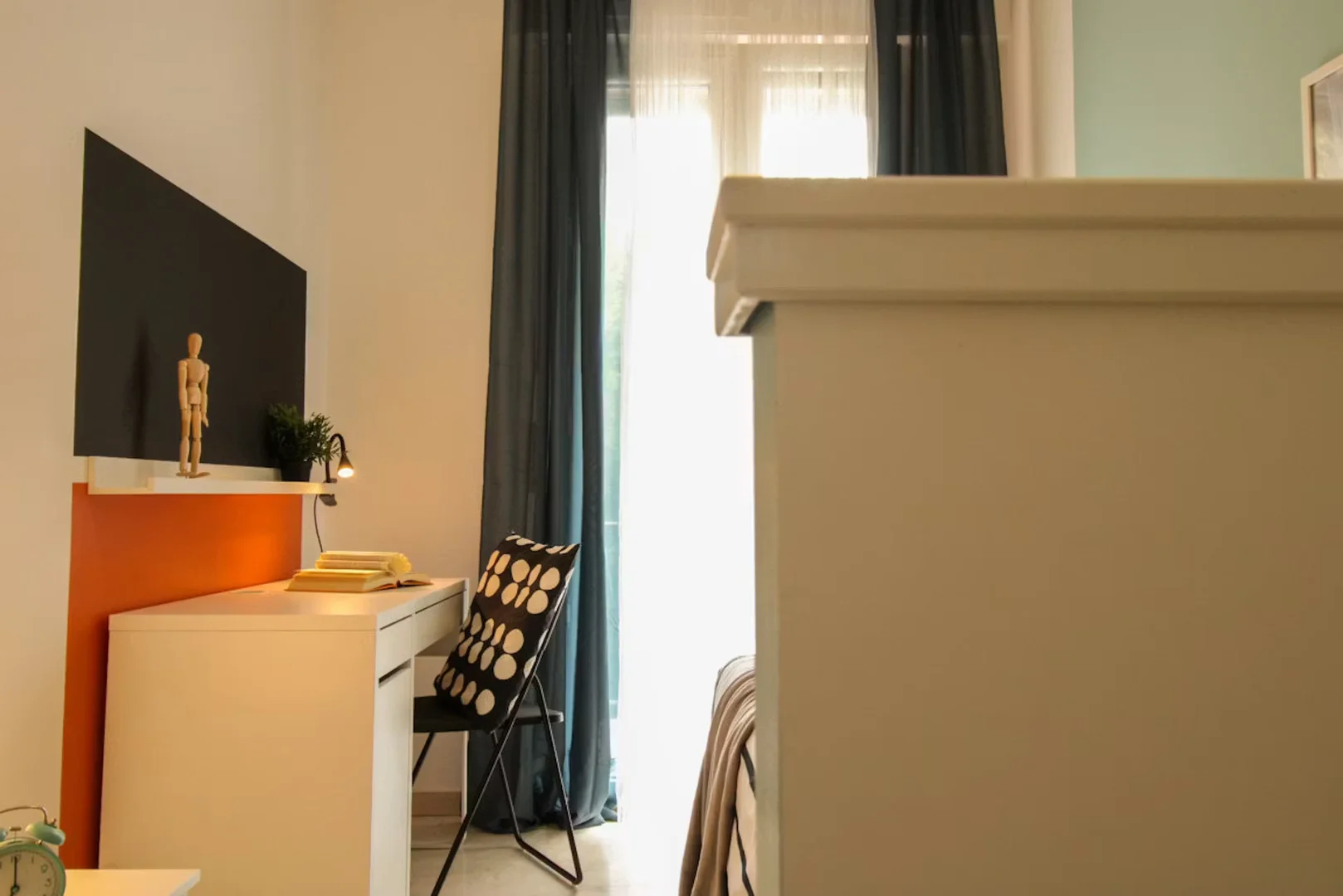 Functional student room perfect for studying in 