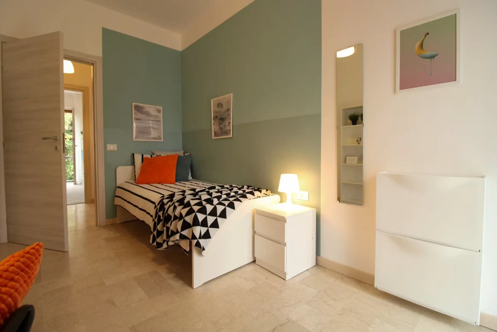 Budget-friendly student room close to campus in