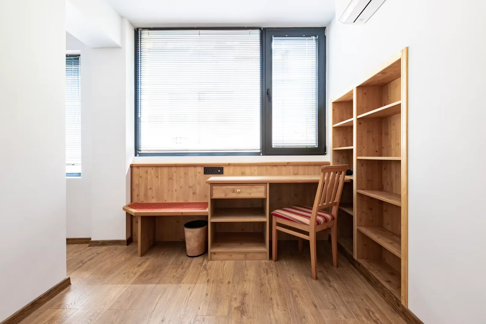 Quarto acessível para estudantes com iluminação ampla em
