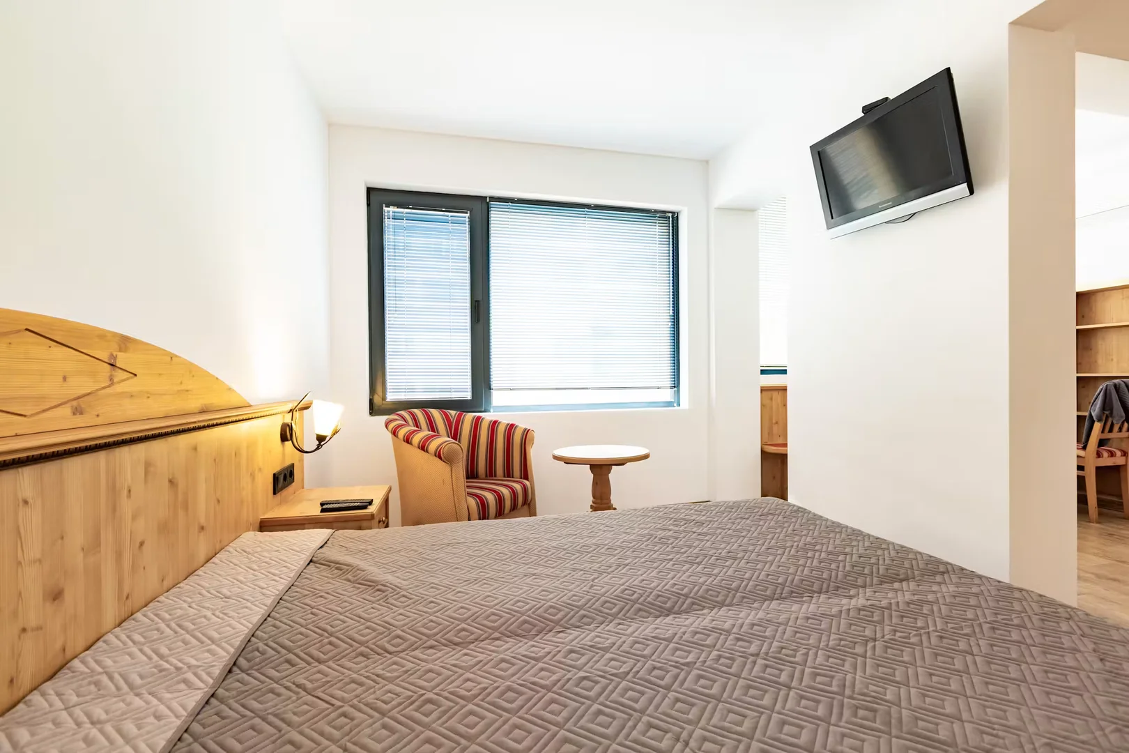 Quarto de estudante em com área de estudo e instalações partilhadas