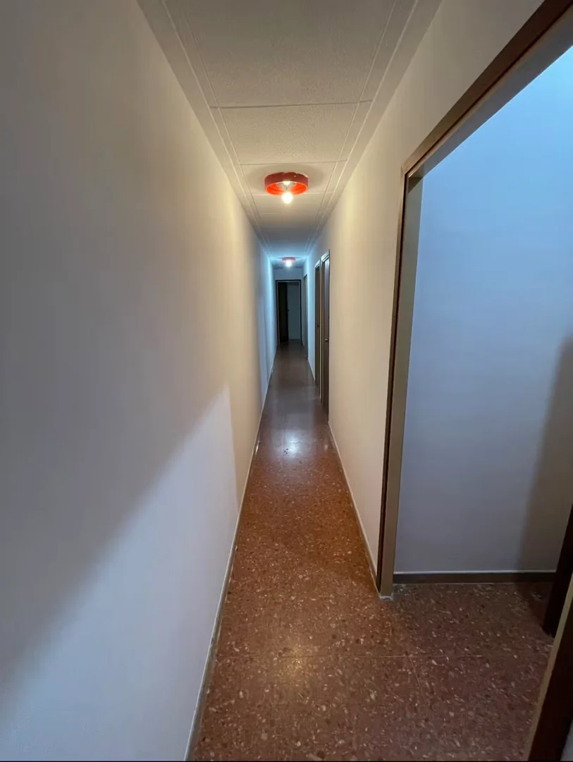 Funkcjonalny pokój studencki idealny do nauki w 