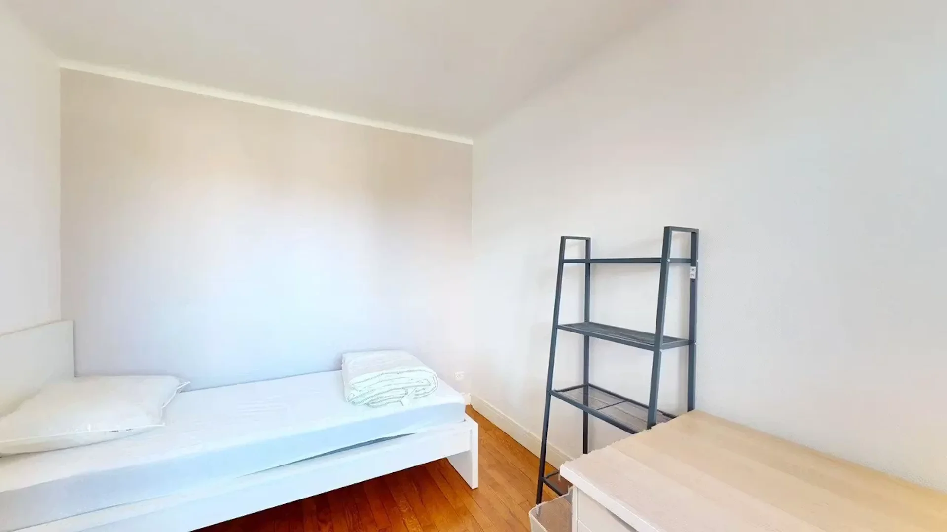 Functional student room perfect for studying in 