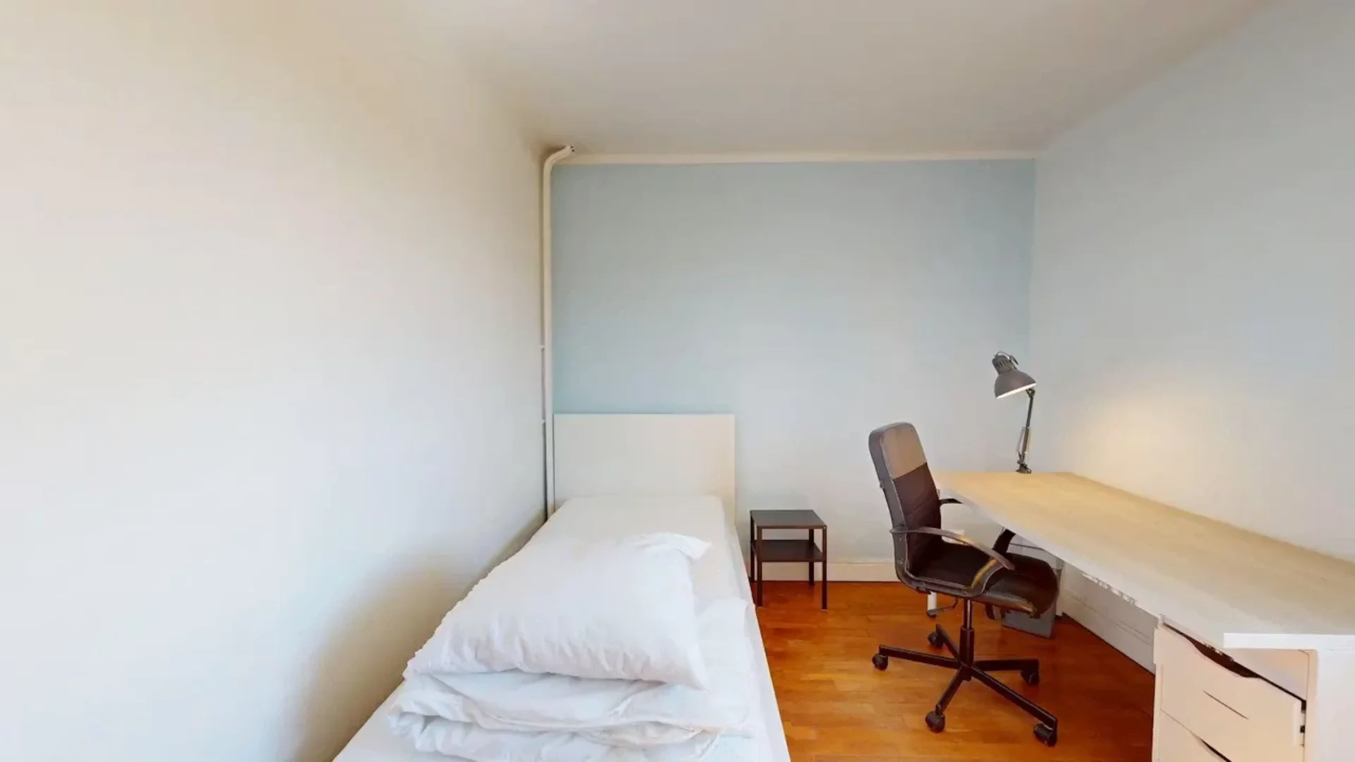 Habitación estudiantil funcional perfecta para estudiar en 