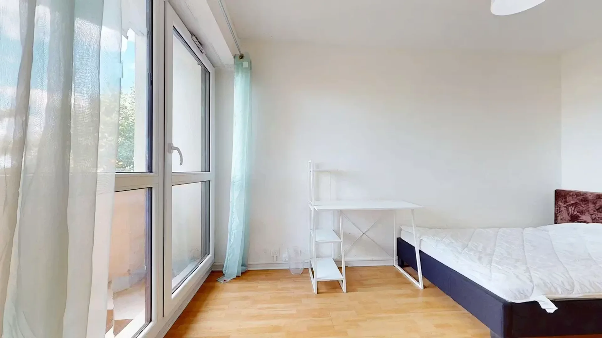 Chambre d'étudiant à avec espace d'étude et installations communes