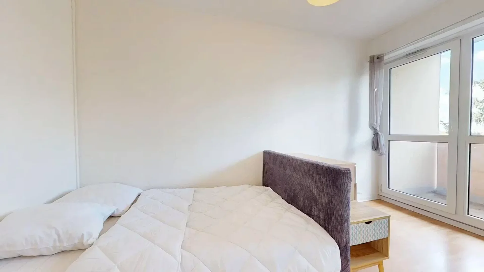 Chambre abordable pour les étudiants avec un bon éclairage dans