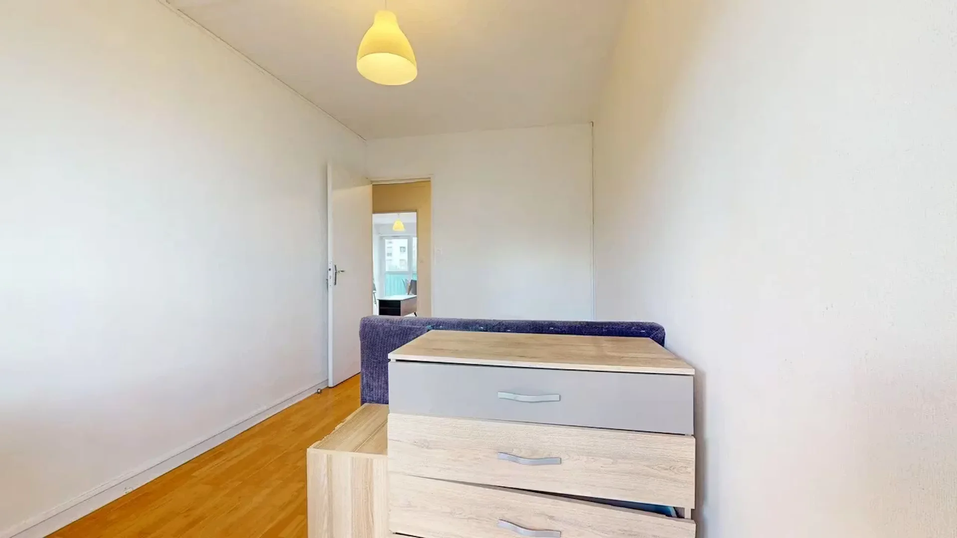 Chambre confortable pour étudiants disponible dans