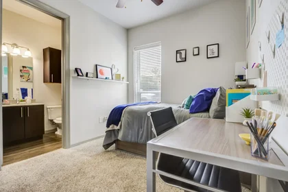 Alojamiento entero en 500 Wellborn Rd, College Station, TX 77840, USA, imagen 1 de 10