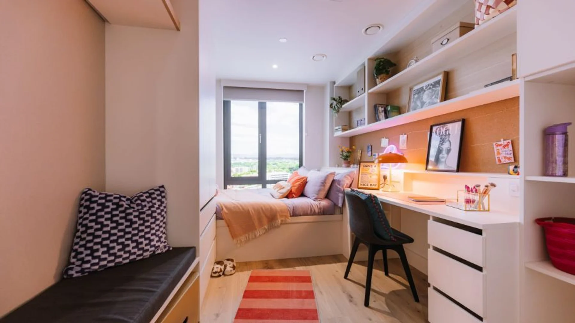 Habitación estudiantil funcional perfecta para estudiar en 
