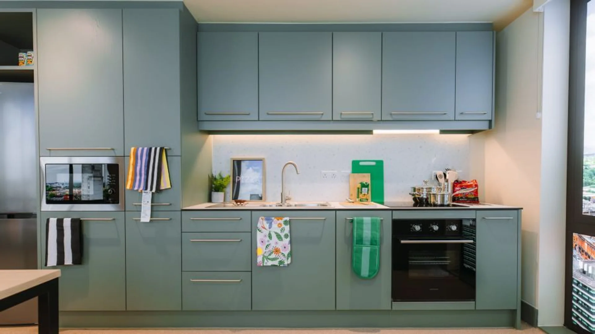 Habitación estudiantil amplia y cómoda en 