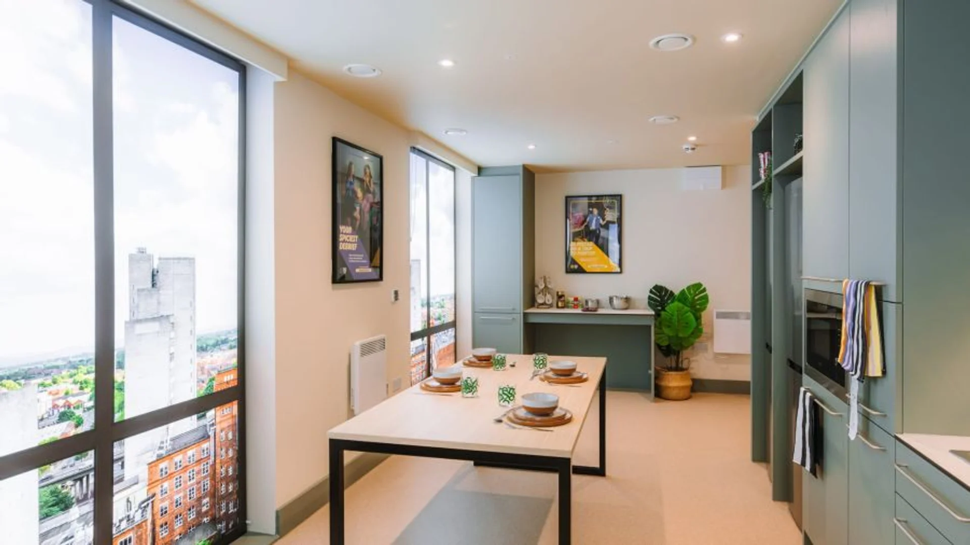Bright and airy student room with easy university access in 