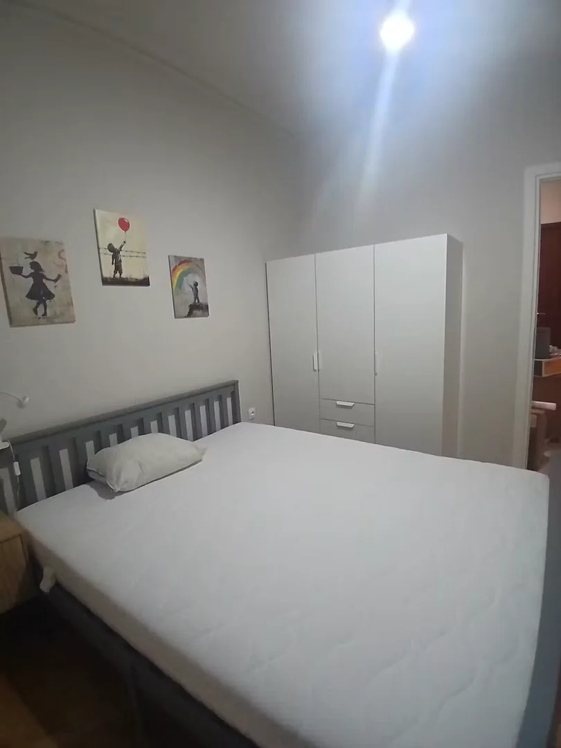 Quarto de estudante confortável e espaçoso em