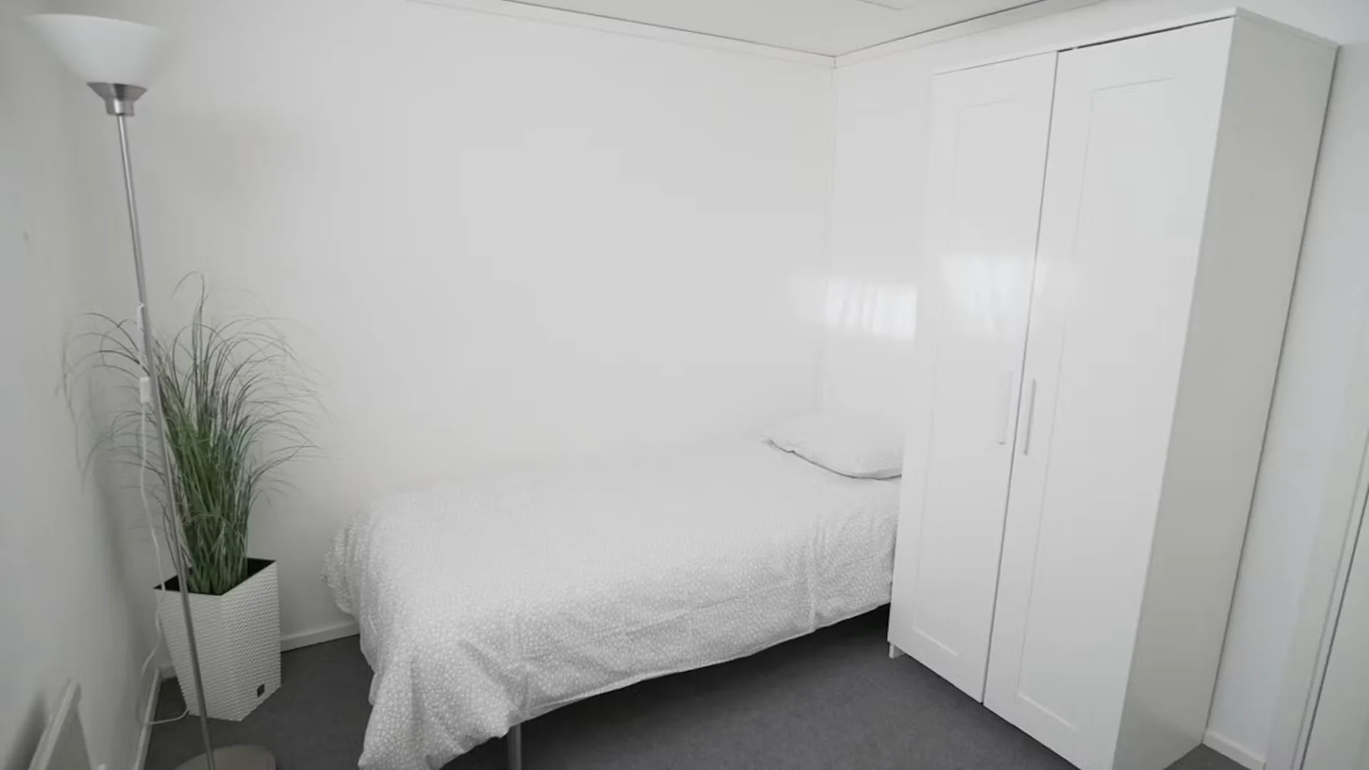 学生公寓房间出租，家具齐全