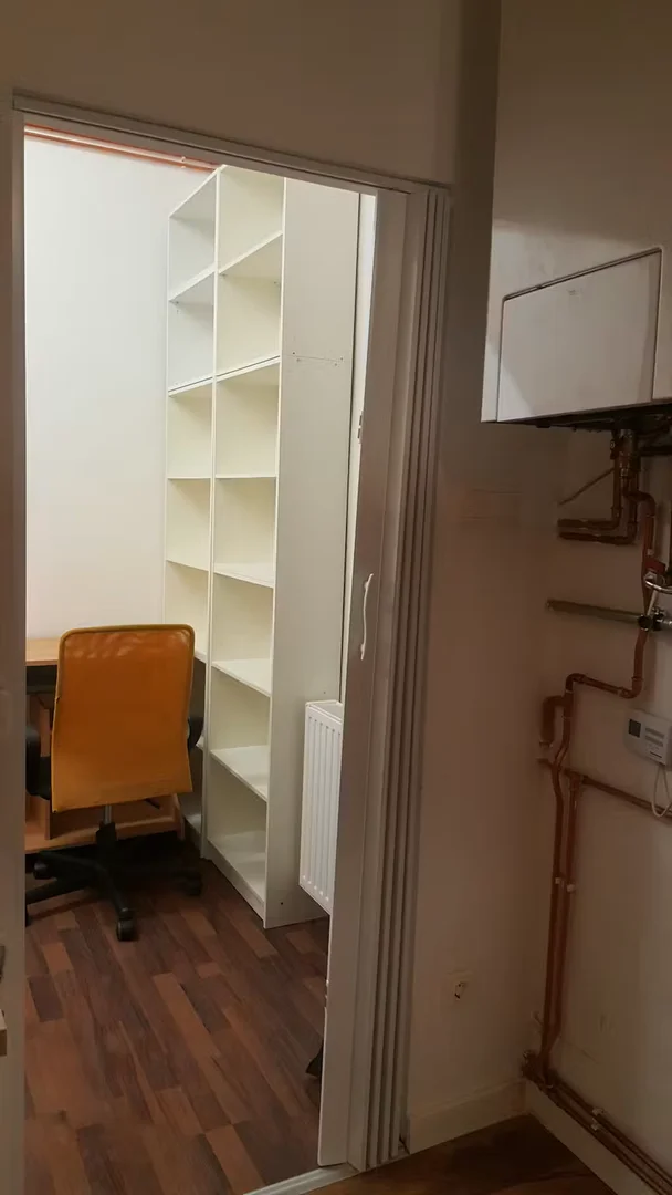 Niedrogi pokój dla studentów z dużym oświetleniem w 