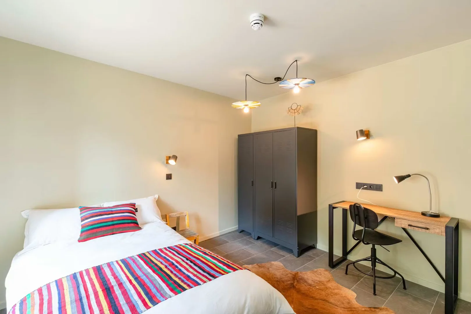 Functional student room perfect for studying in 