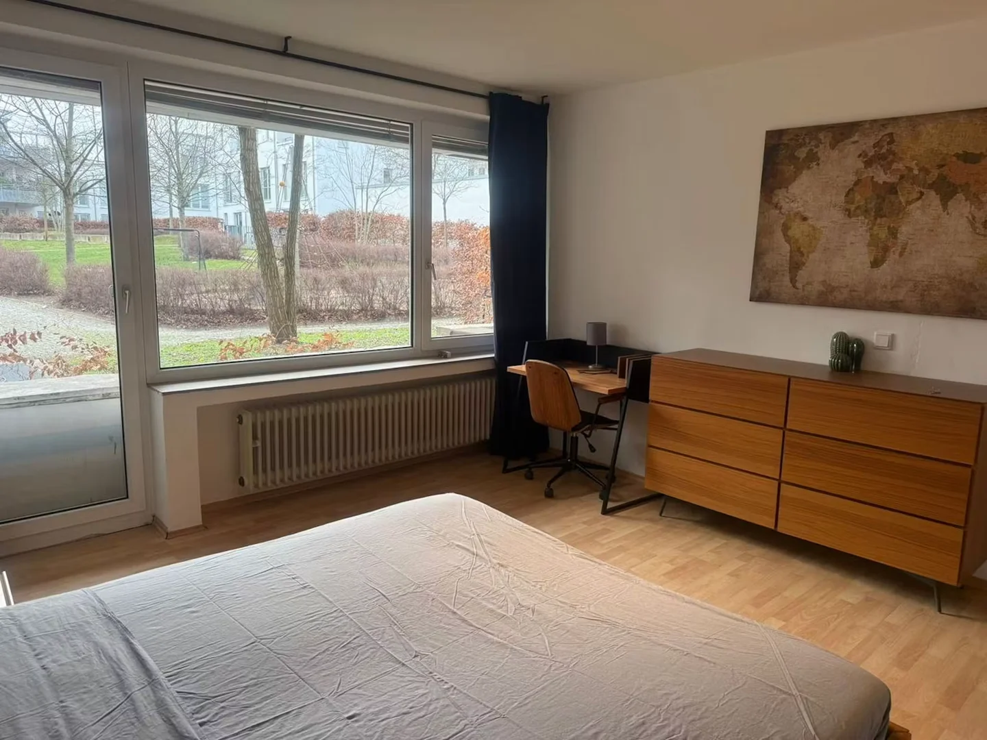 Quarto de estudante confortável e espaçoso em 