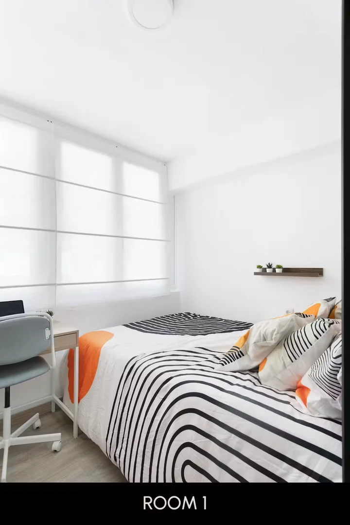 Comfortable and spacious student room in 