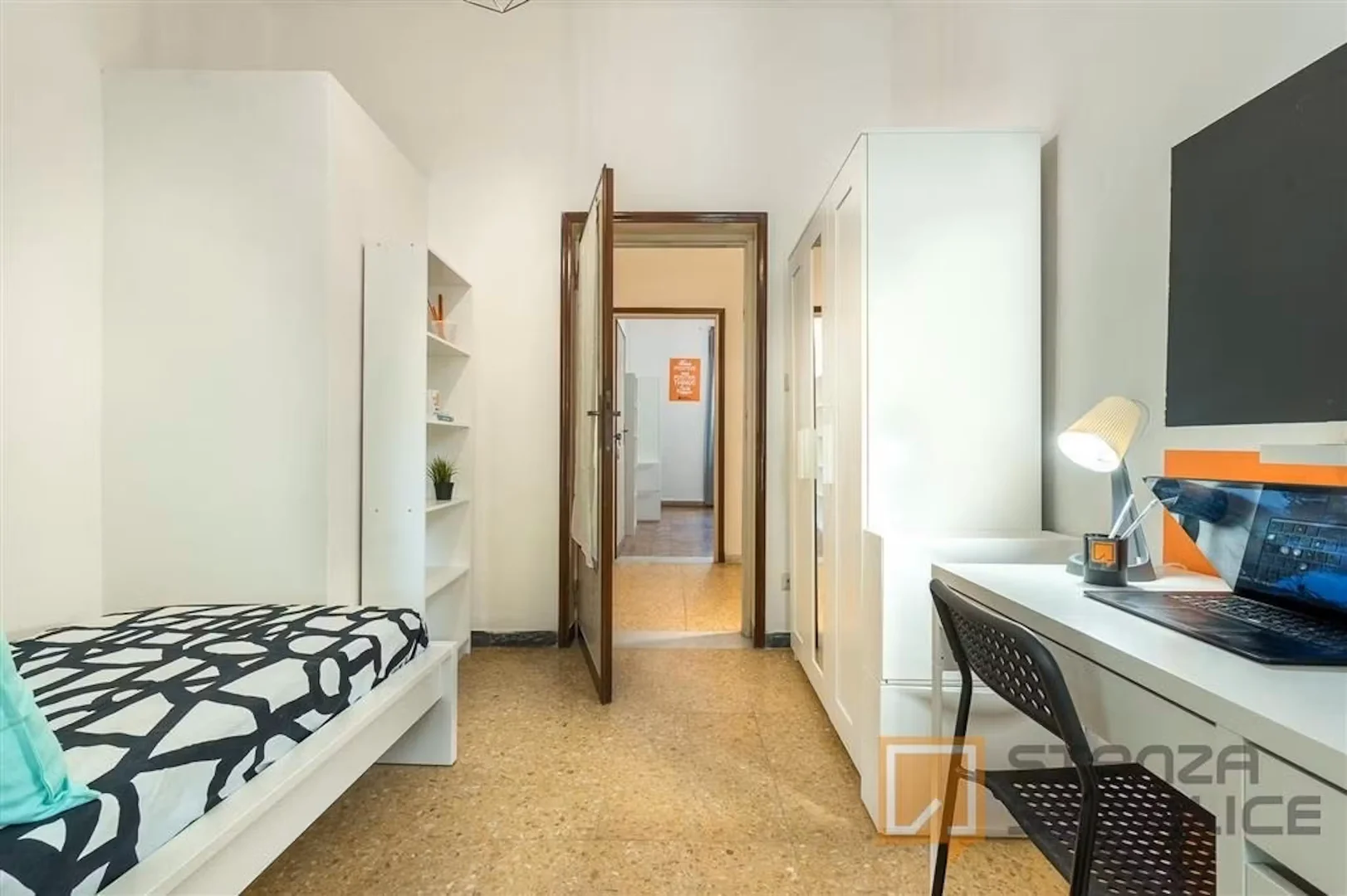 Habitación estudiantil funcional perfecta para estudiar en 