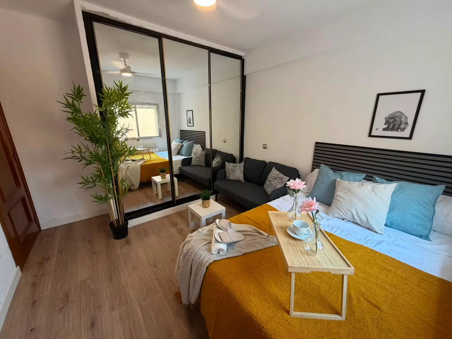 Quarto acessível para estudantes com iluminação ampla em