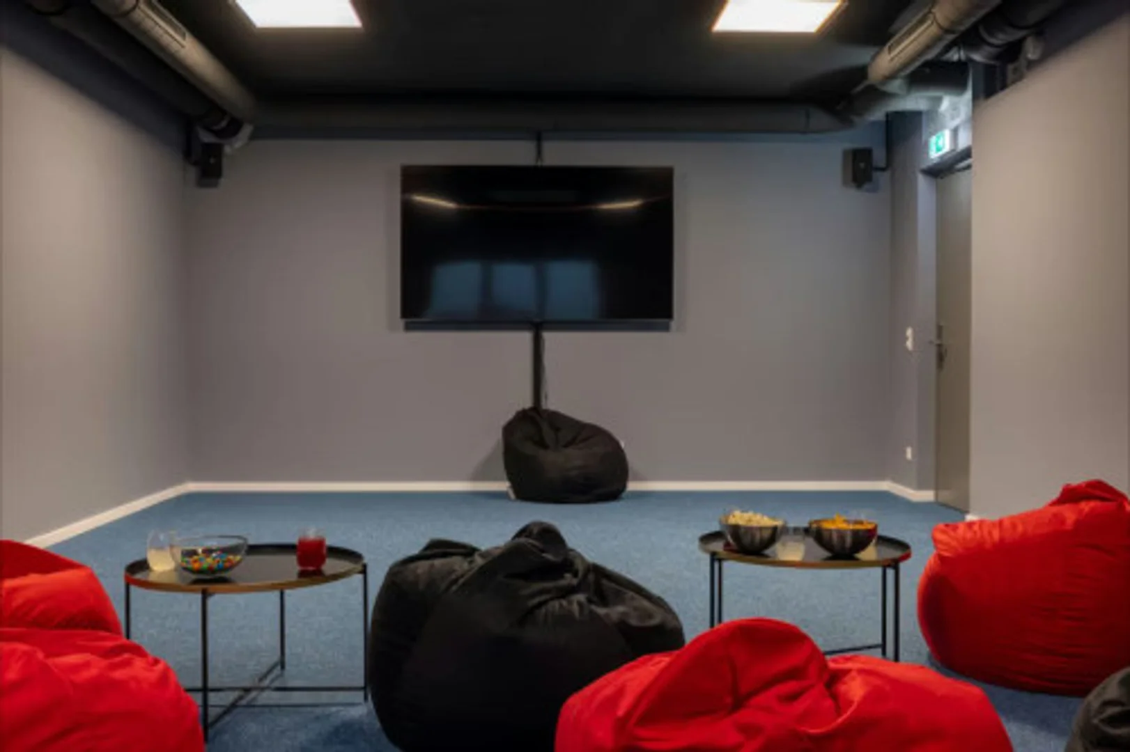 'de modern olanaklara sahip öğrenci dostu oda