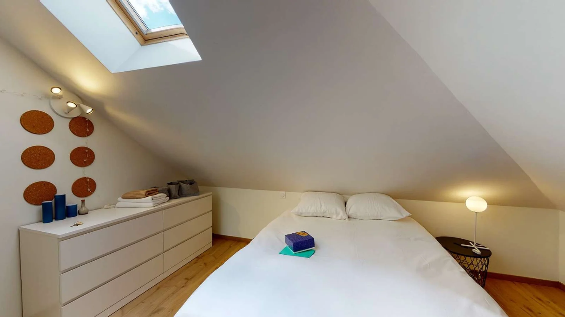 Habitación estudiantil económica cerca del campus en 