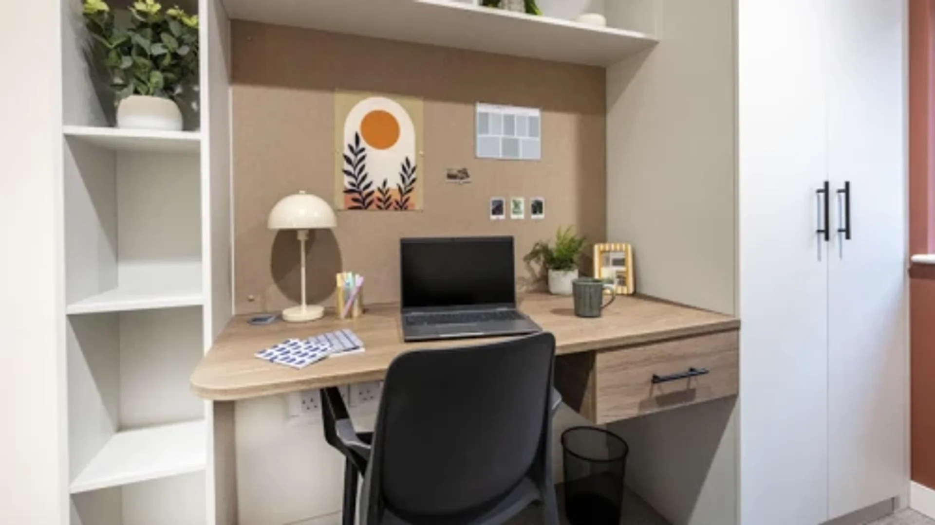 Chambre conviviale pour les étudiants dans  avec des équipements modernes