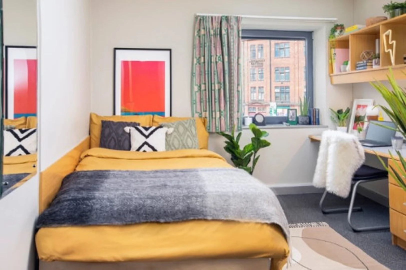 Cozy room for students available in 