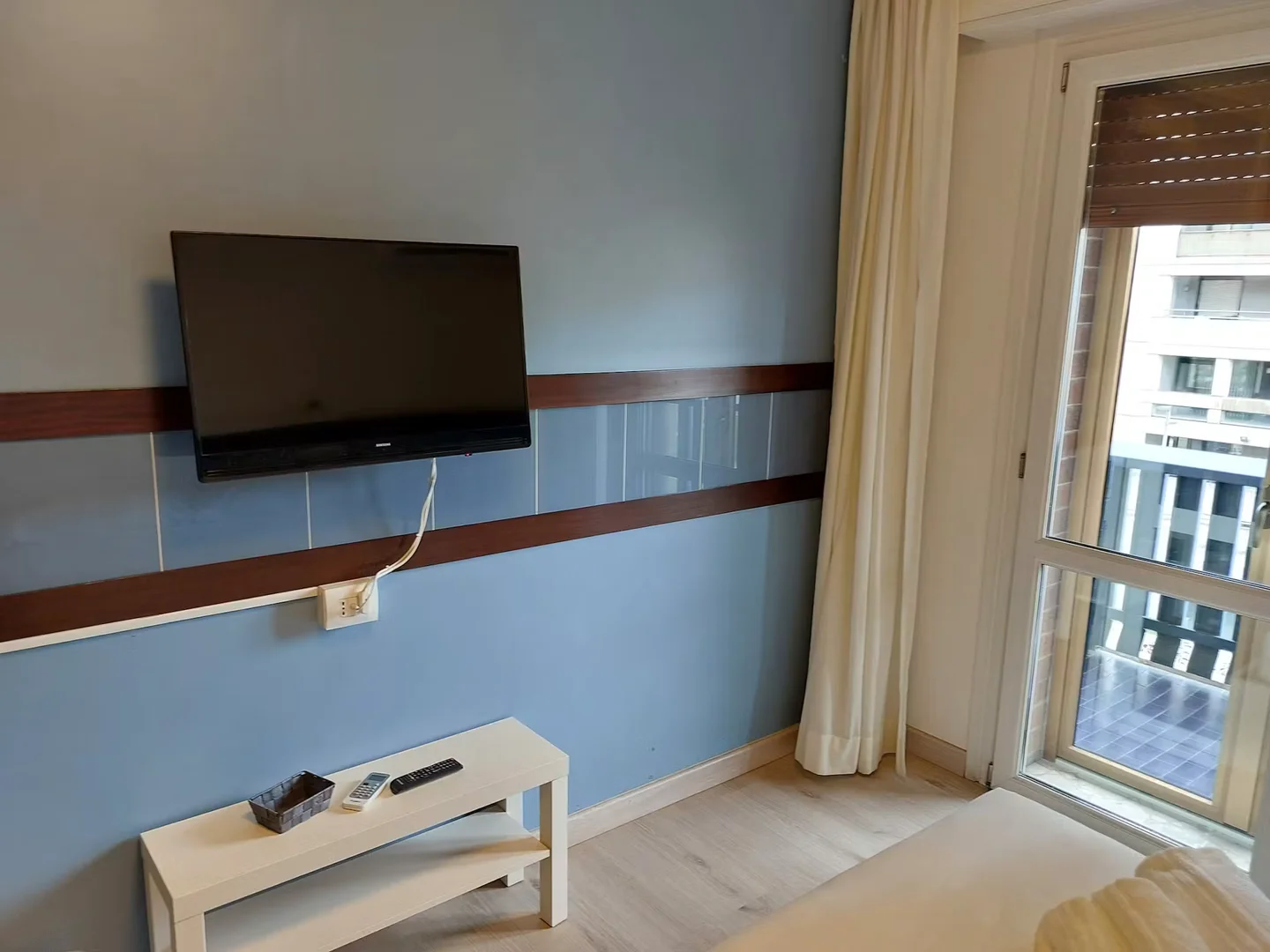 Quarto de estudante luminoso e arejado com acesso fácil à universidade em 