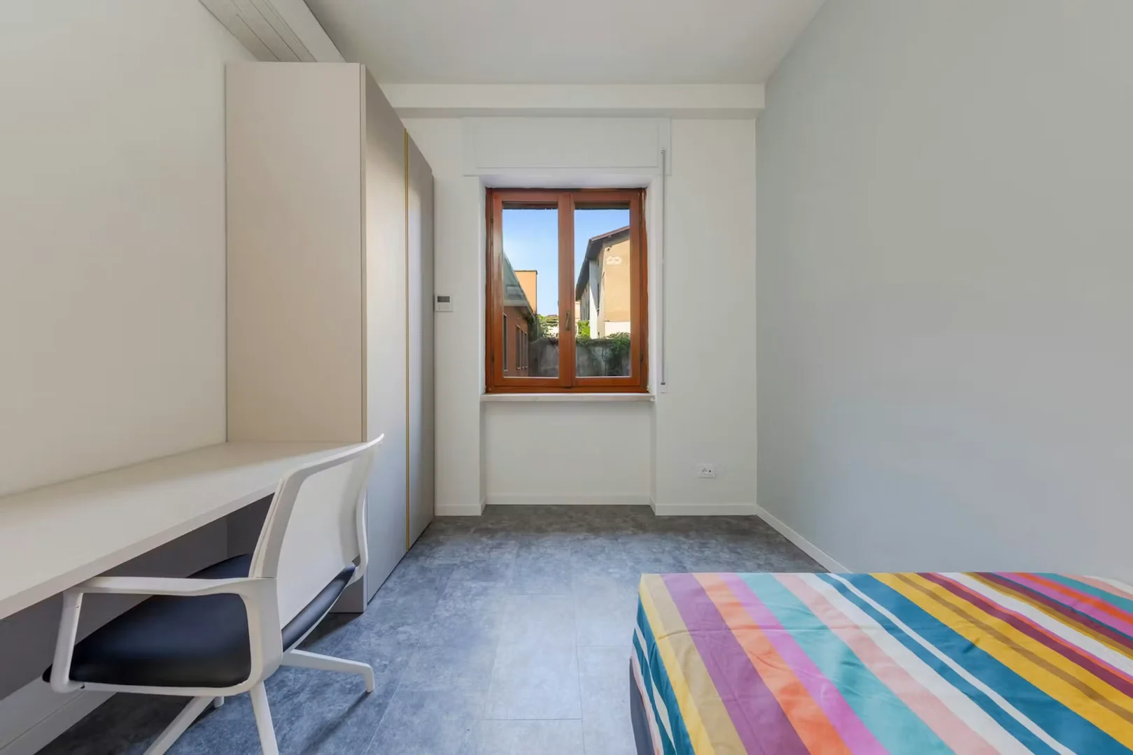 Bright and airy student room with easy university access in 