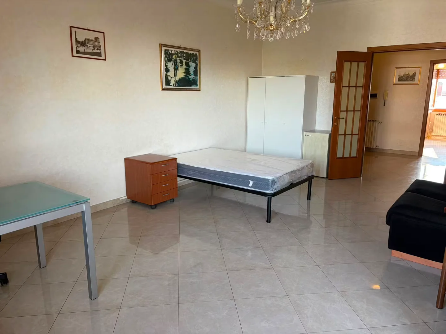 'da ders çalışmak için mükemmel olan fonksiyonel öğrenci odası