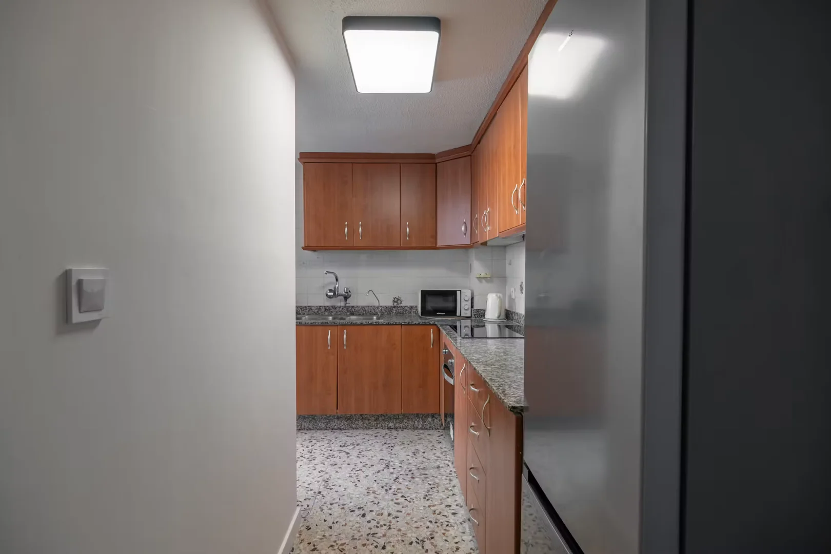Habitación estudiantil luminosa y aireada con fácil acceso a la universidad en