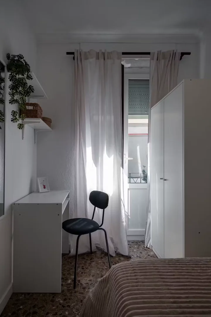 Habitación acogedora para estudiantes disponible en